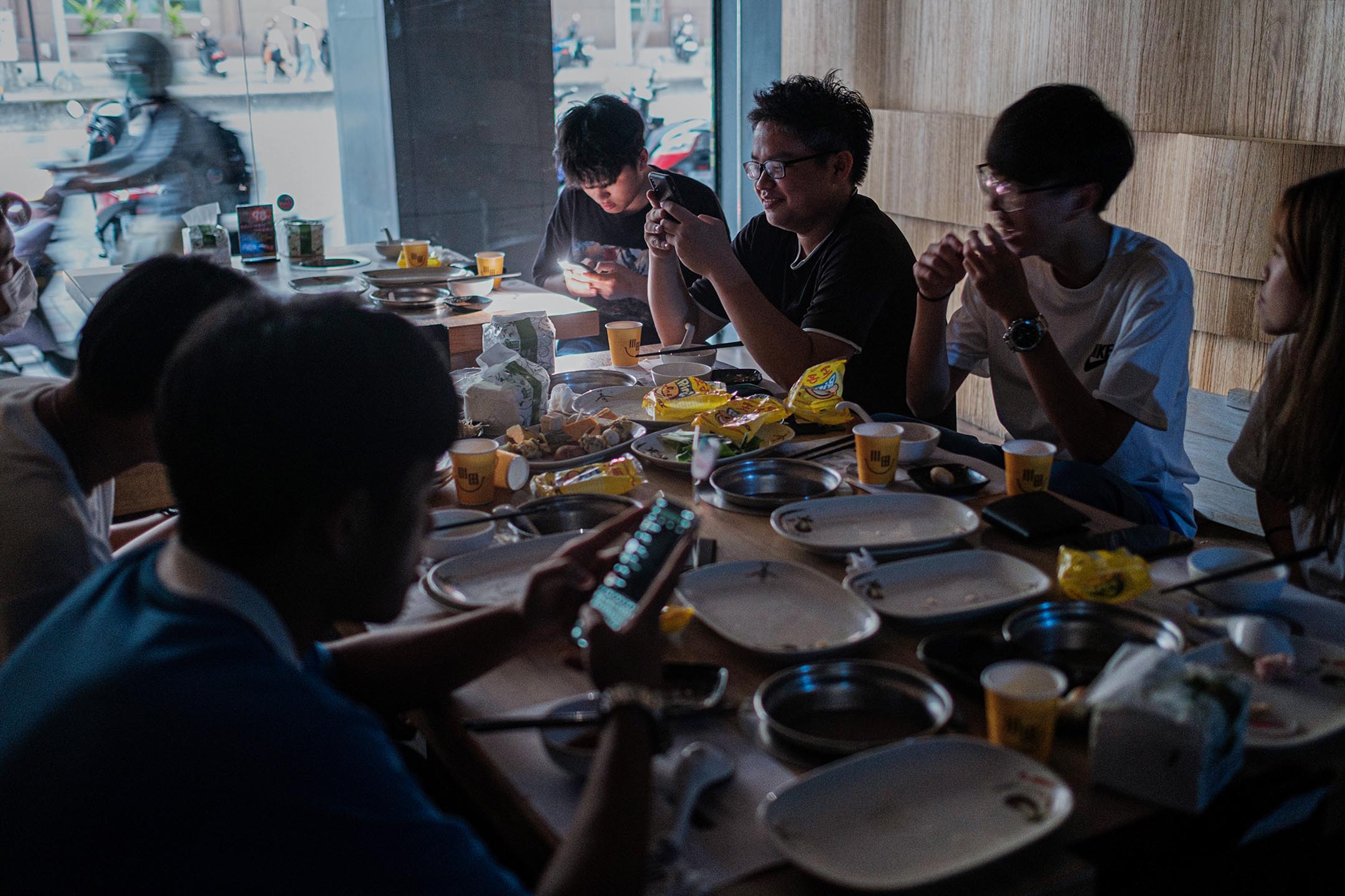 2021年5月13日台北，停电期间食肆内顾客吃东西。