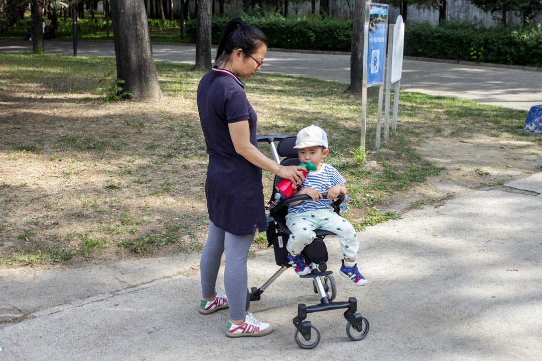 2021年6月1日，妈妈与儿子在北京兴隆郊野公园。