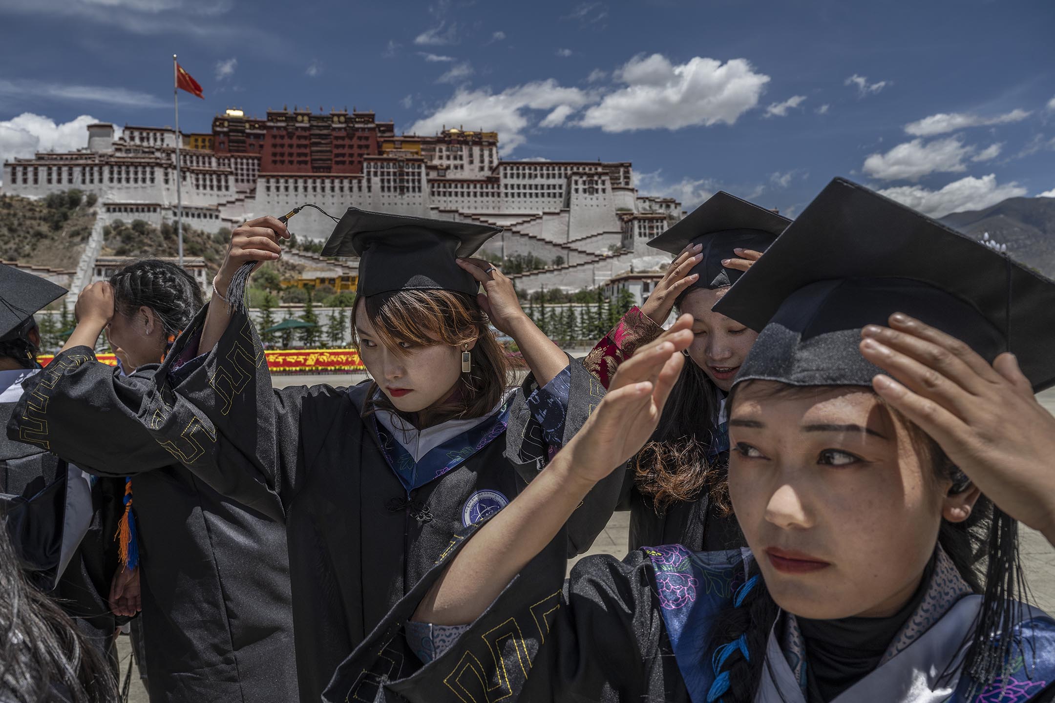  2021年6月1 日中国拉萨，西藏大学毕业生在布达拉宫前拍照。