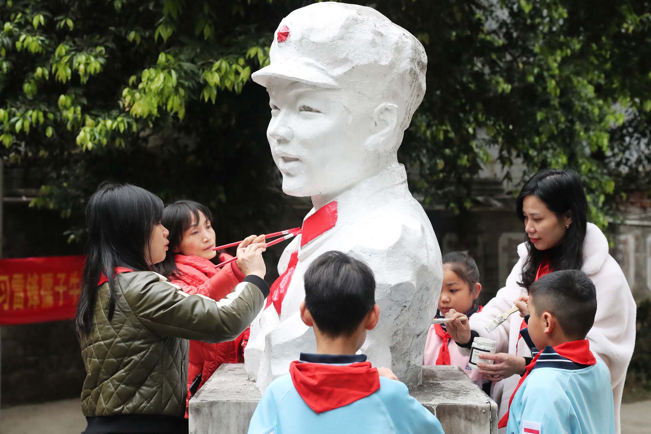 2021年3月2日中国桂林，学生们在“雷锋日”前重新著色雷锋像。