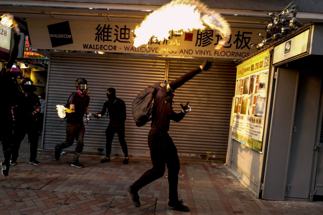 2019年10月20日，香港反修例運動，示威者在旺角投擲氣油彈。