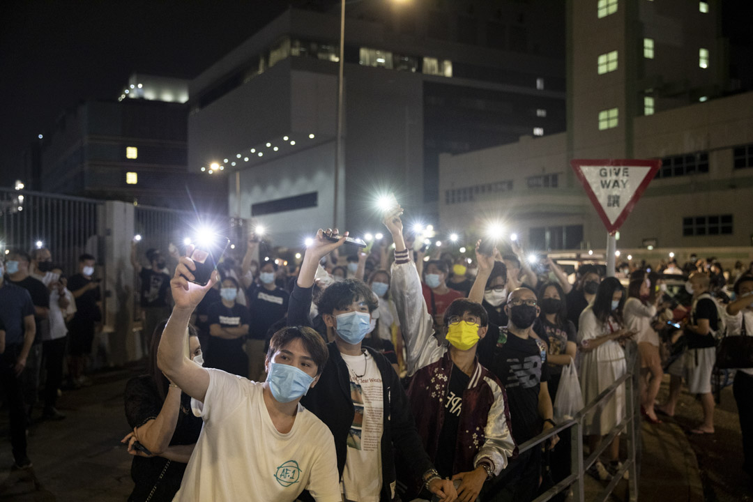 2021年6月23日，数百人到苹果日报大楼外冒雨声援并挥动手机灯。