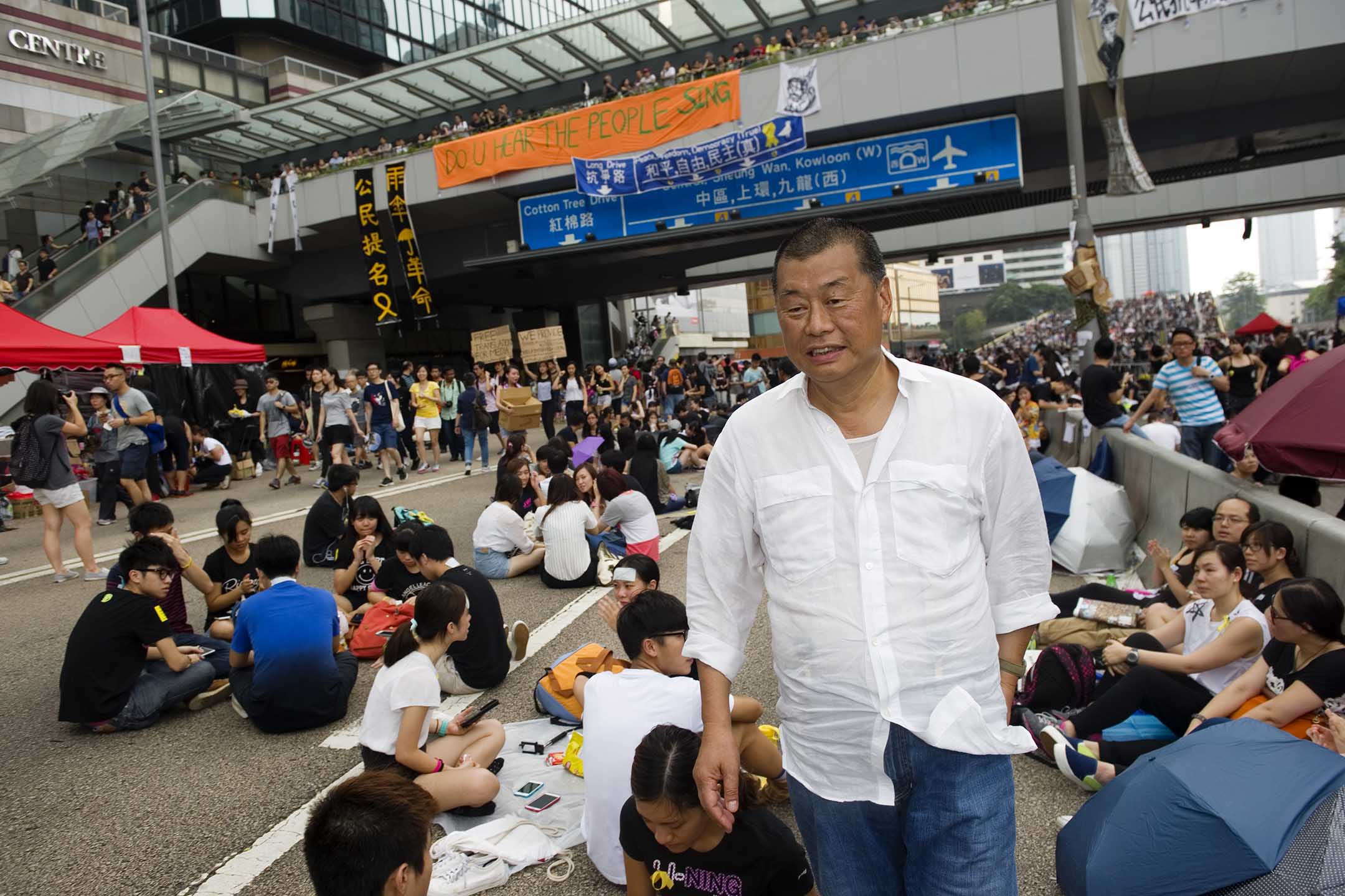 2014年10月2日香港金钟，壹传媒首席执行官黎智英站在人群中，现身雨伞运动的占领区。