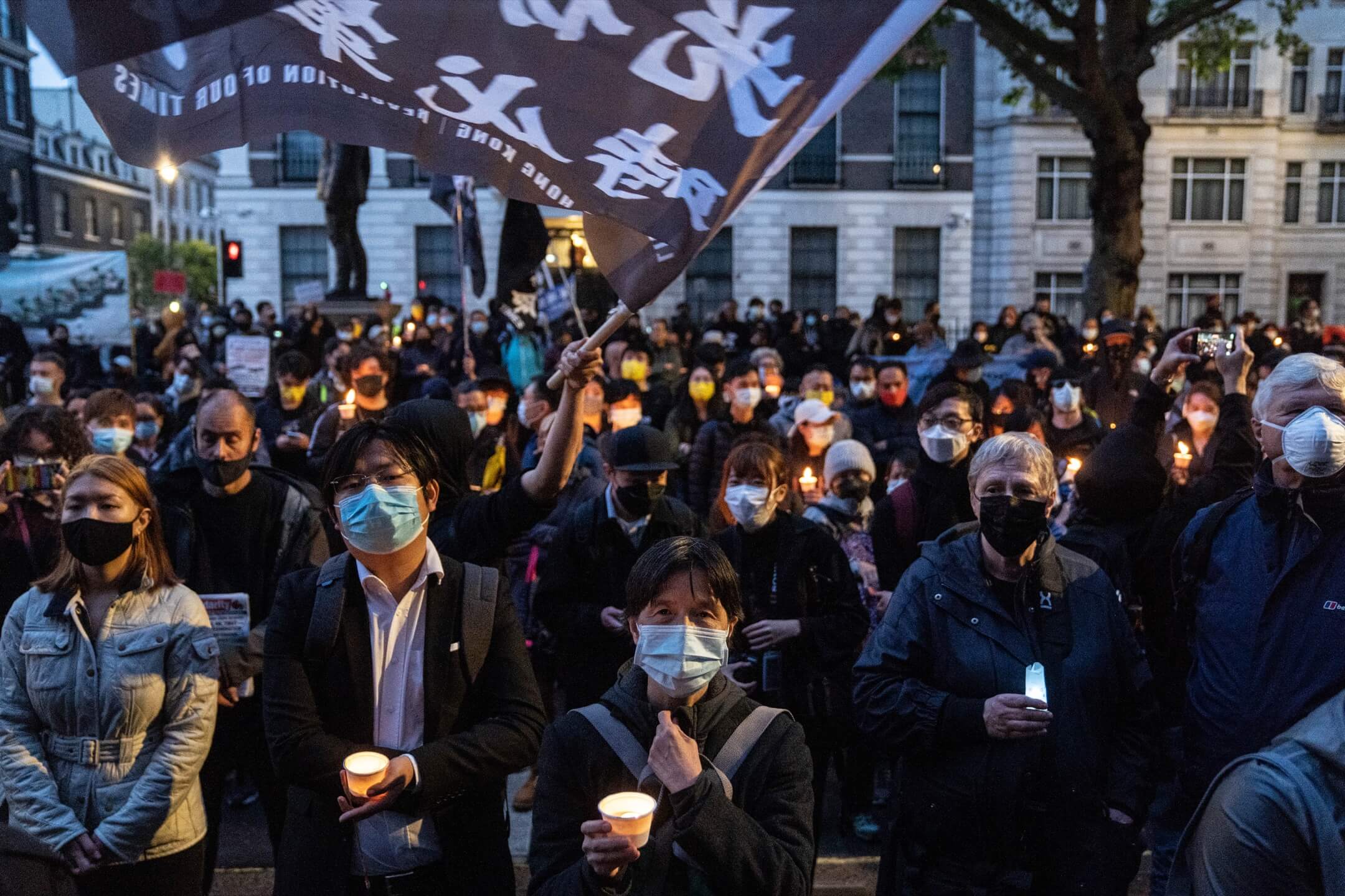 2021年6月4日，英国伦敦，市民在当地中国领事馆外聚集，悼念六四32周年。摄：Stanley Leung/端传媒