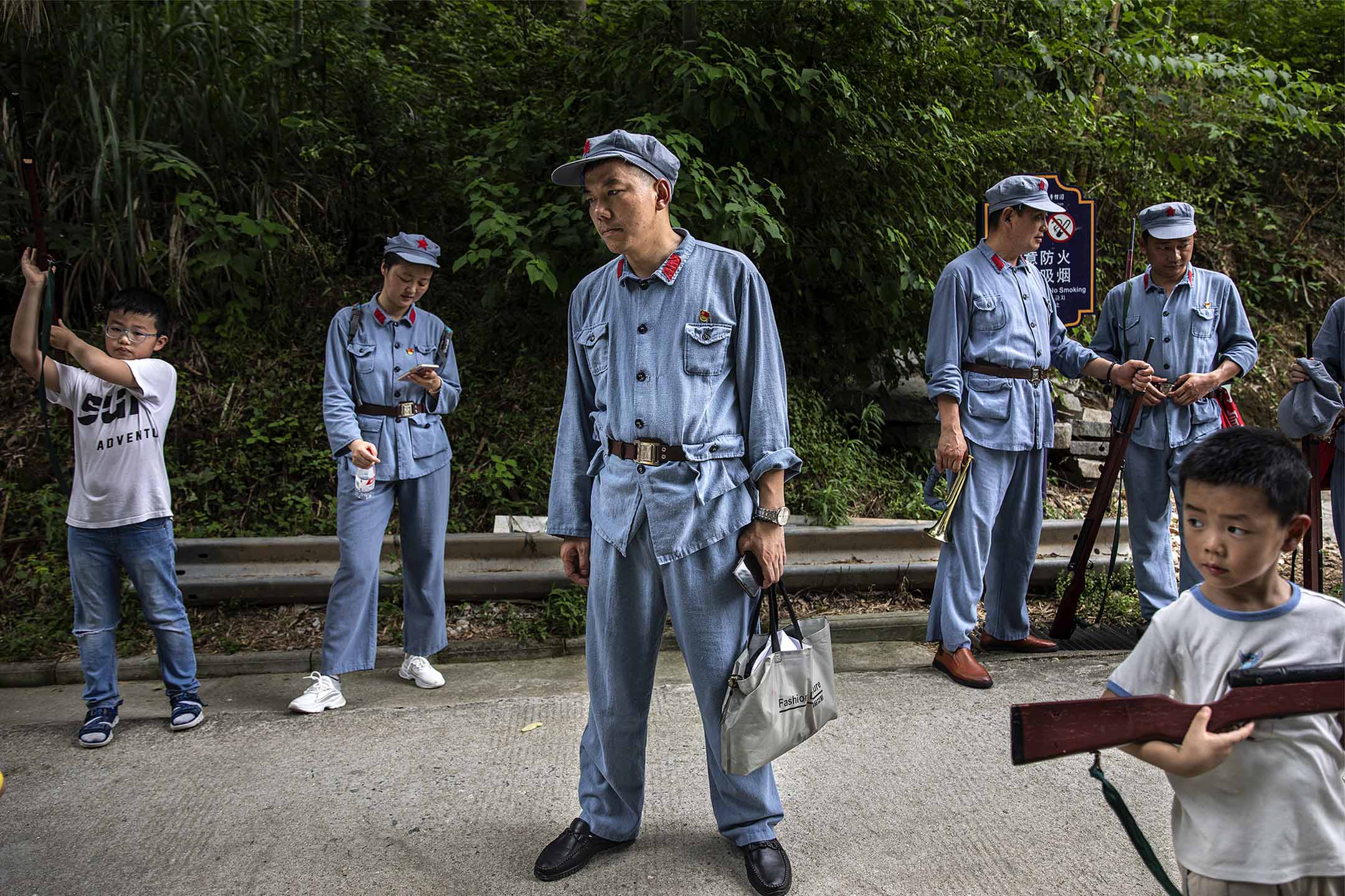 2021年6月26日中國武漢 ，參與者身著紅軍制服在長征精神體驗園進內。