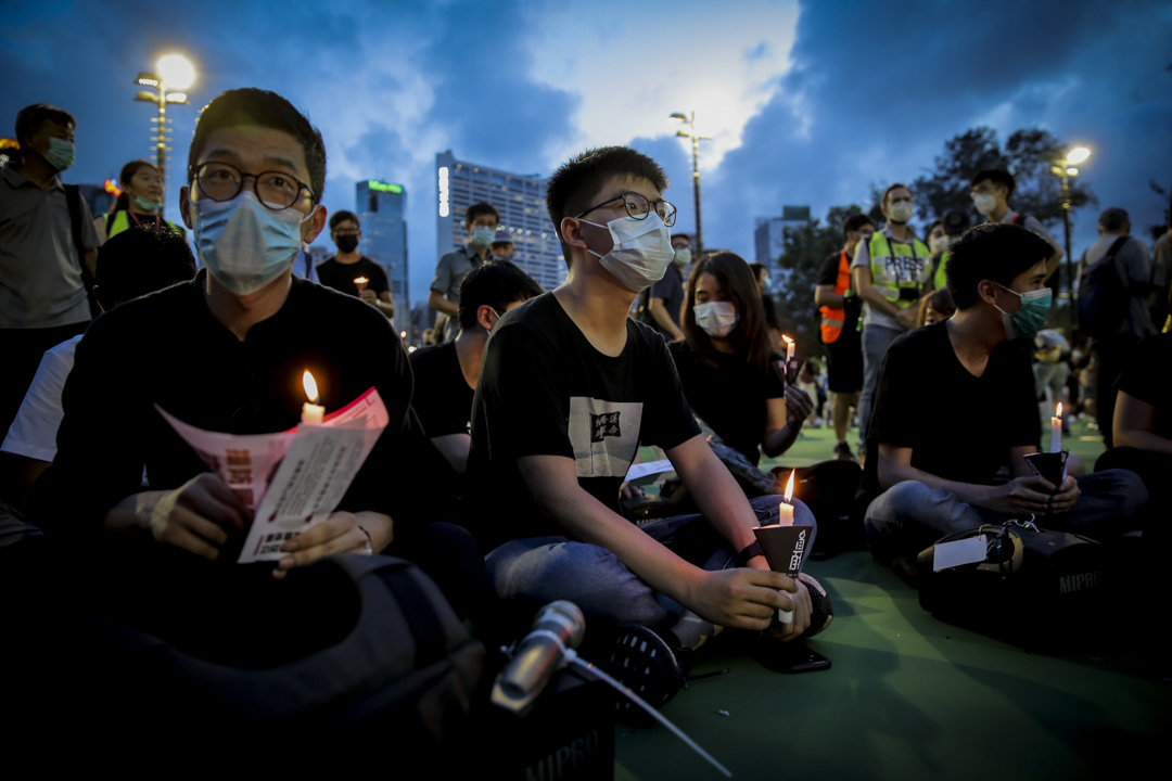 2020年6月4日，警方首次以疫情為由禁止集會，為歷史上首次，一眾民主派人士「自行」到維園悼念。圖中包括羅冠聰、黃之鋒、何桂藍與岑敖暉等坐在維園足球場上點起燭光。其後警方控告他們參與六四維園集會涉干犯「參與未經批准集結」罪，其中4人承認「明知而參與未經批准集結罪」，於2021年5月6日被法院判囚4至10個月不等，這是首宗因出席六四晚會而被判刑的案件。