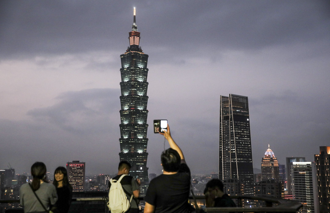 2021年1月 6日，台北的黄昏时分，台北101大楼和其他被照亮的建筑物。