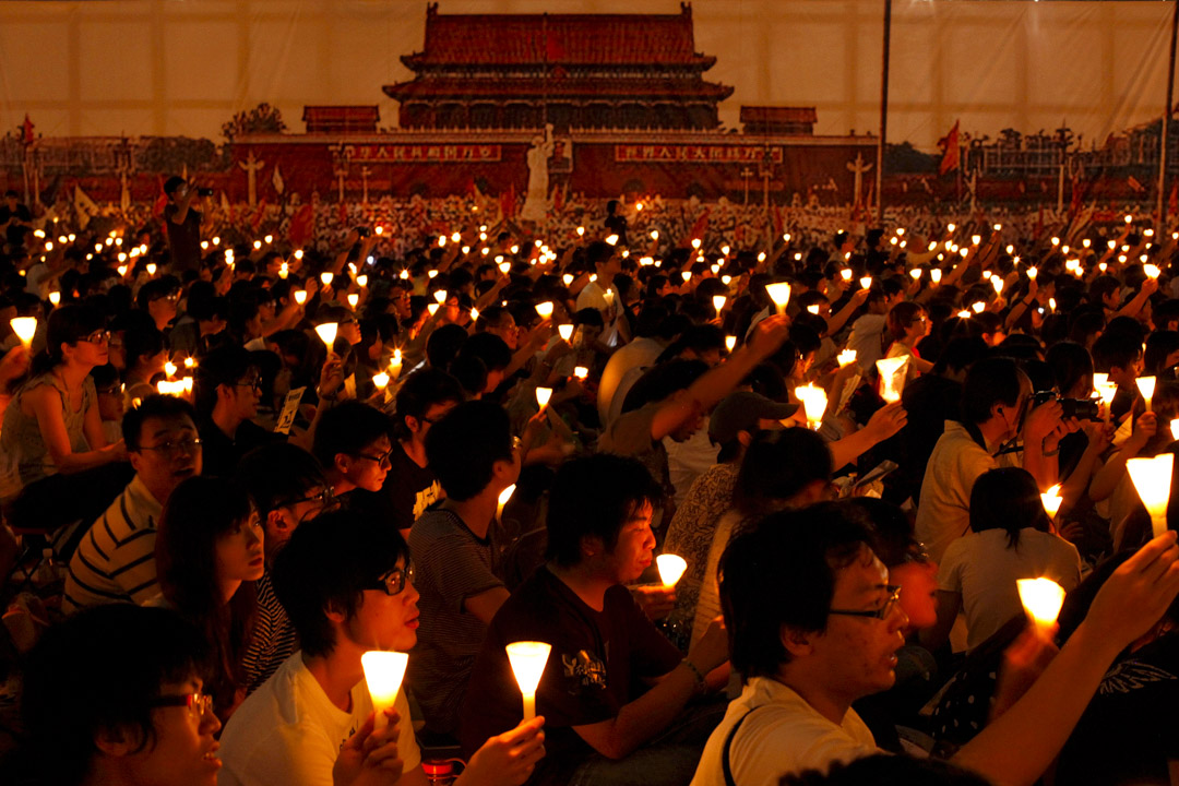 2011年6月4日，維園燭光晚會現場首次掛上一幅當年北京學生在天安門廣場集會的印畫布幕，參與的人彷彿置身在當年廣場的集會上。