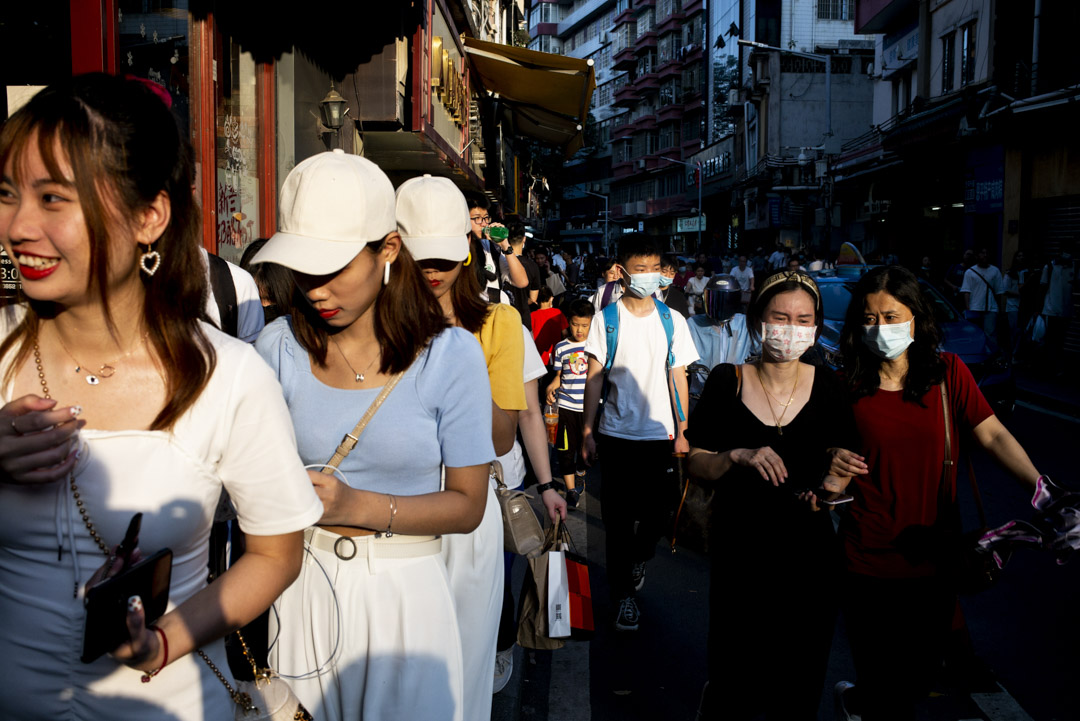 2021年5月15日，女士们在广州的街上。