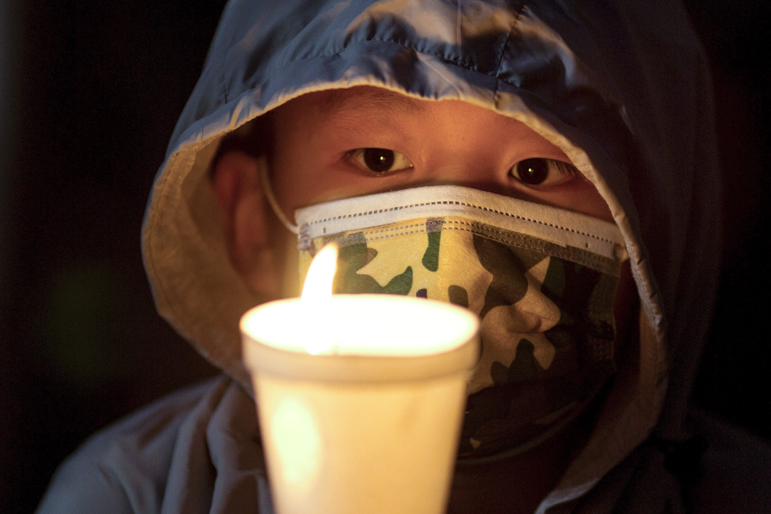 2021年6月4日，美國加州洛杉磯，一名男孩手持蠟燭，參加在中國領事館外舉行的六四悼念集會。