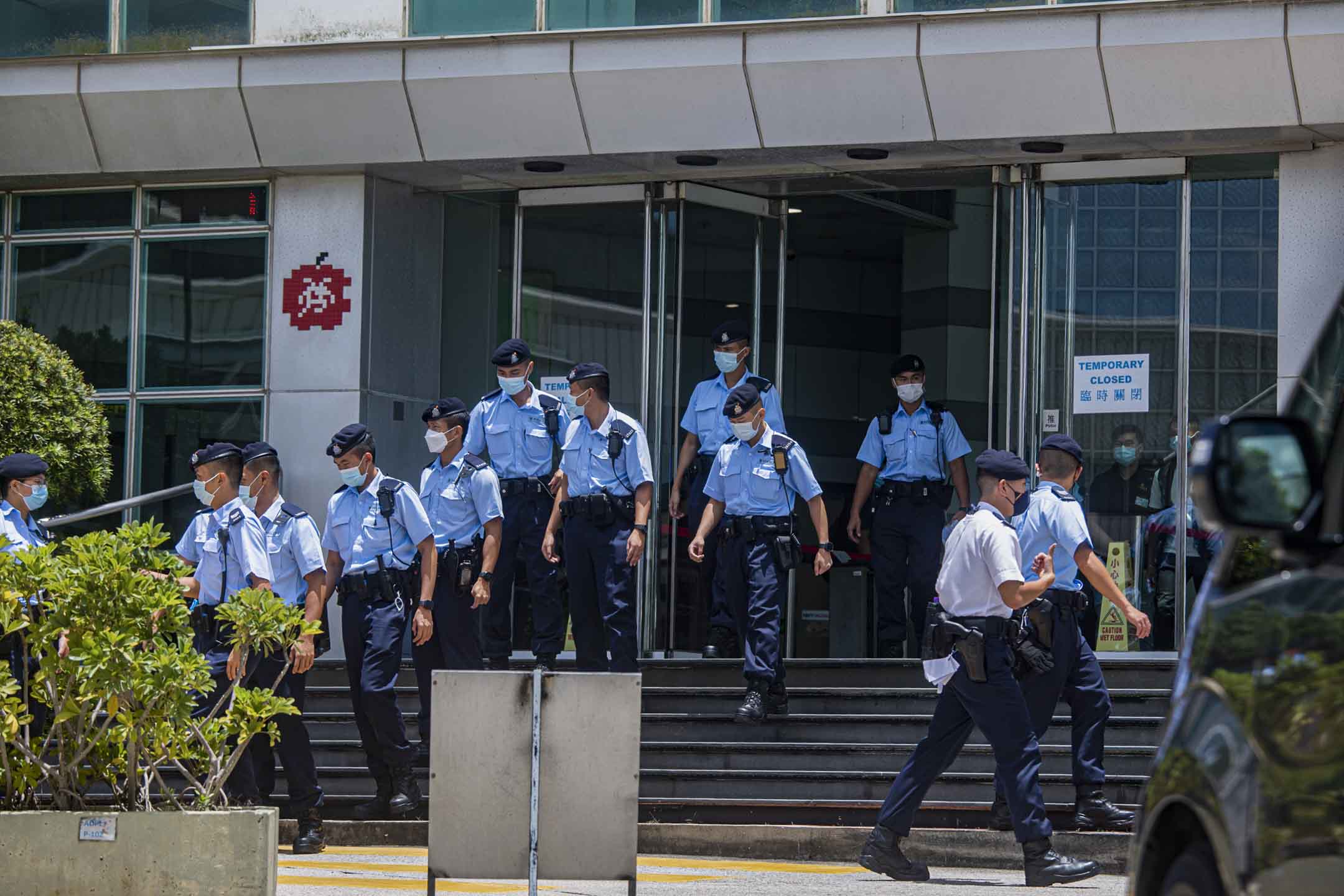 2021年6月17日，香港警方第一次運用港區國安法，獲得法庭手令，進入將軍澳蘋果大樓搜查新聞材料和設備。