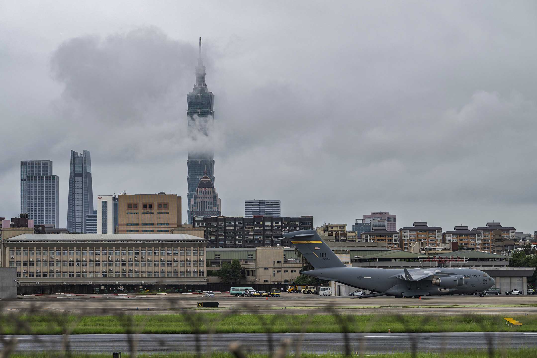 2021年6月6日台北，美国向台湾捐赠750000剂疫苗，运输机抵达机场。