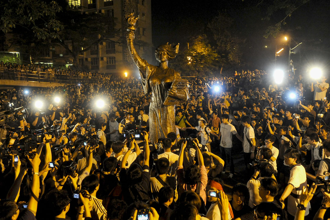 2010年6月4日，维园烛光晚会加入了“释放刘晓波，支持零八宪章”和“反对政治打压”两个主题﹐大会宣布共11万3千人出席，晚会过后，中大学生会与逾千市民护送民主女神像进入中大，竖立于大学火车站对出的大学广场。