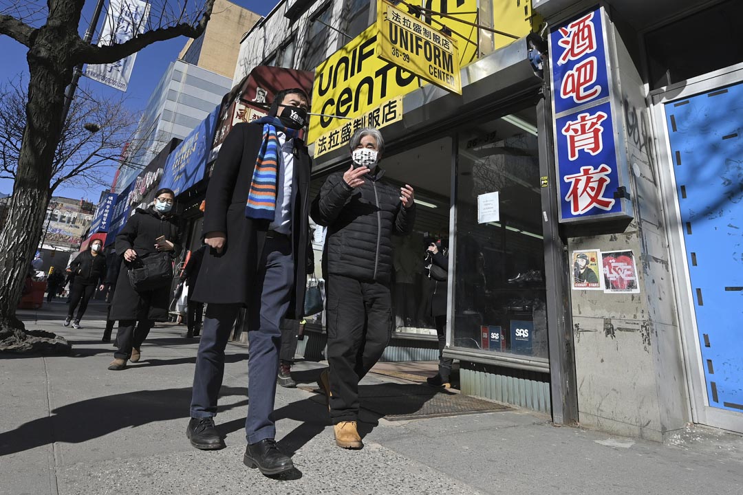 2021年2月25日纽约皇后区，纽约市市长民主党候选人杨安泽(左)和当地商人走在唐人街。