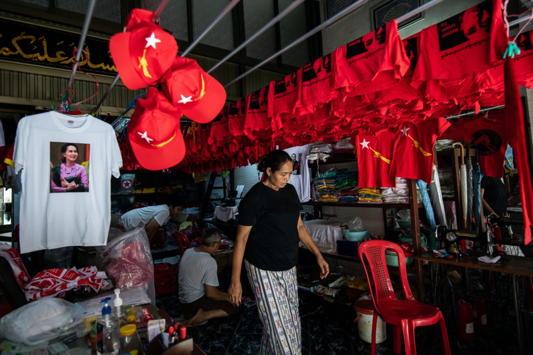 缅甸仰光一家印刷店挂著印有国务资政昂山素季肖像的衣服。摄：Shwe Paw Mya Tin/NurPhoto via Getty Images