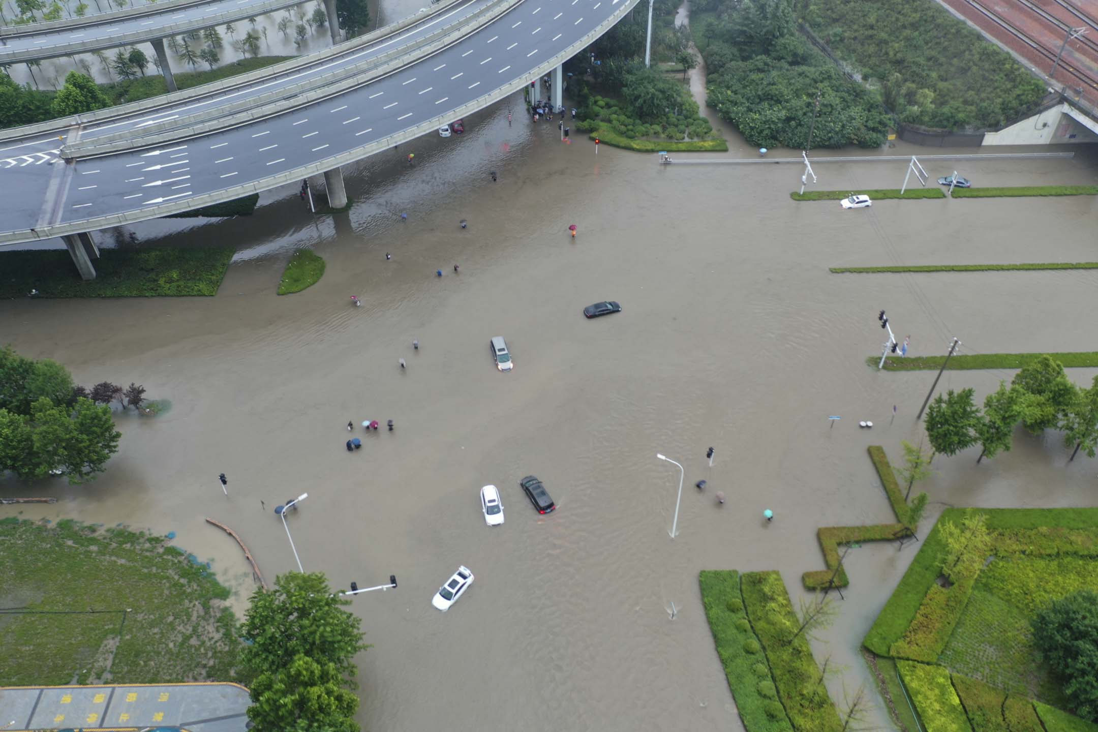 2021年7月20日，河南省郑州市暴雨，鸟瞰下看到洪水中的车辆。