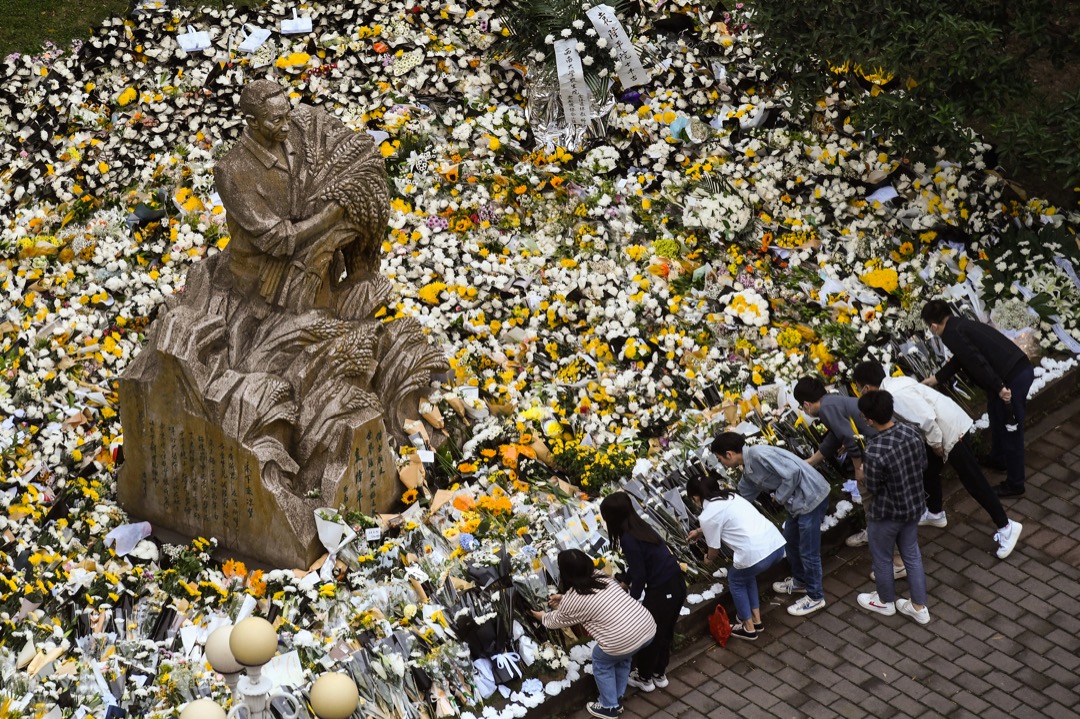 2021年5月23日，中国重庆市西南大学，人们到袁隆平像献花。