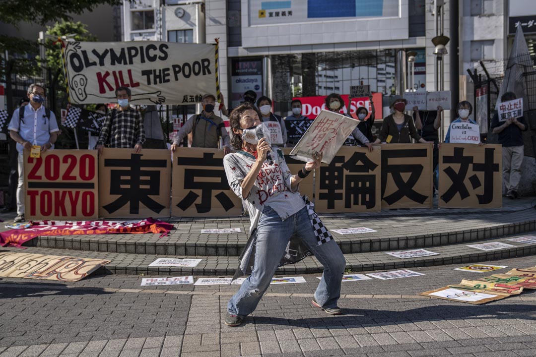  2021年5月23日日本东京，一名抗议者在对东京奥运会的示威活动中呐喊。