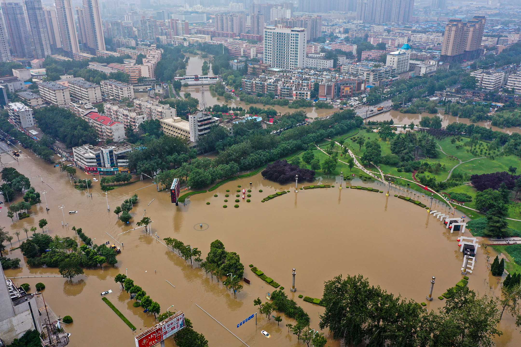 2021年7月23日中国河南省新乡，暴雨后被洪水淹没的城市。