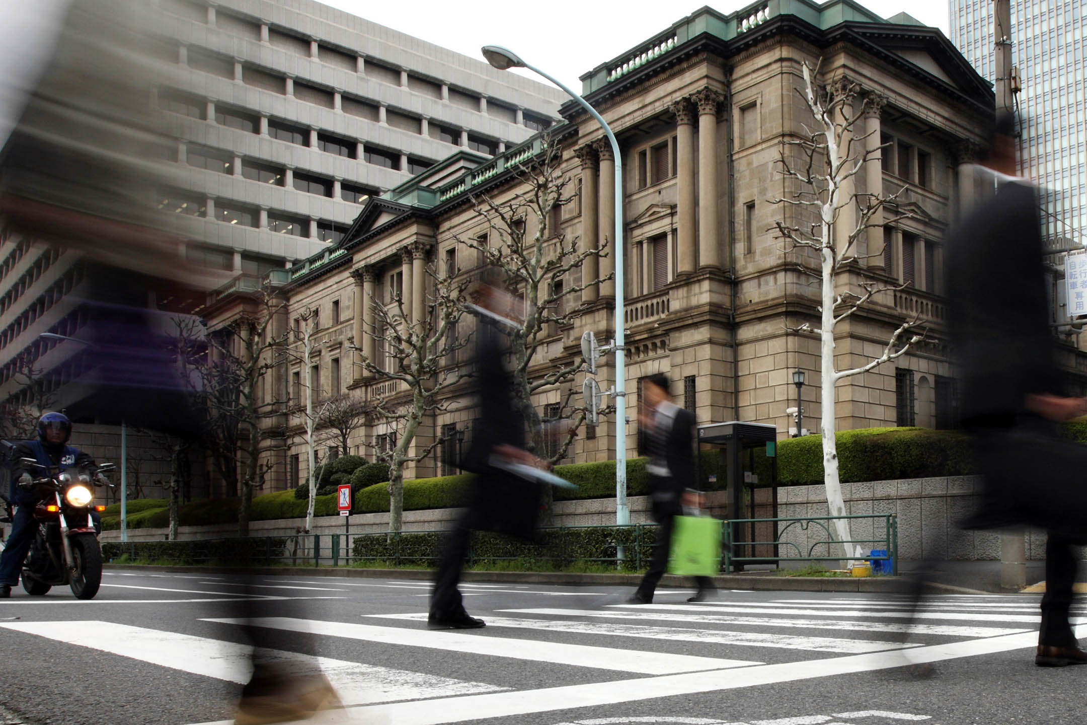 2010年3月16日，行人走過日本東京的日本銀行總部。