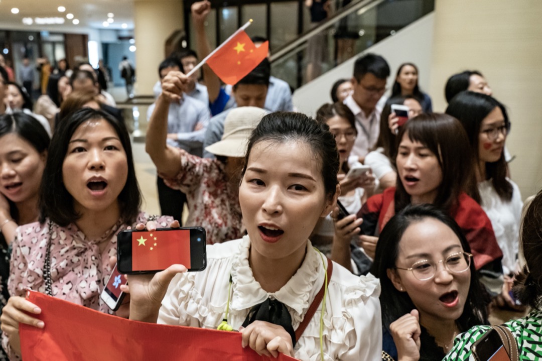 2019年9月24日，香港，反修例運動期間，有中國支持則在商場內揮動中國國旗和唱中國國歌。