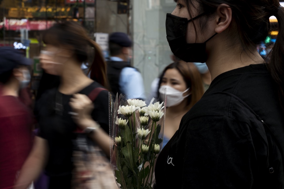 2021年7月2日香港銅鑼灣，市民送上鮮花悼念7月1日晚上，持刀刺傷一名警員後自殺身亡的男子梁健輝。