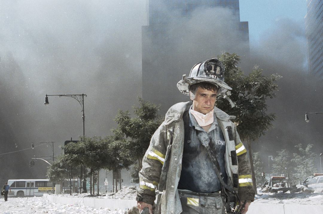 2001年9月11日，911事件，纽约市的世界贸易中心的双子塔倒塌后，在灾场的纽约市消防员。