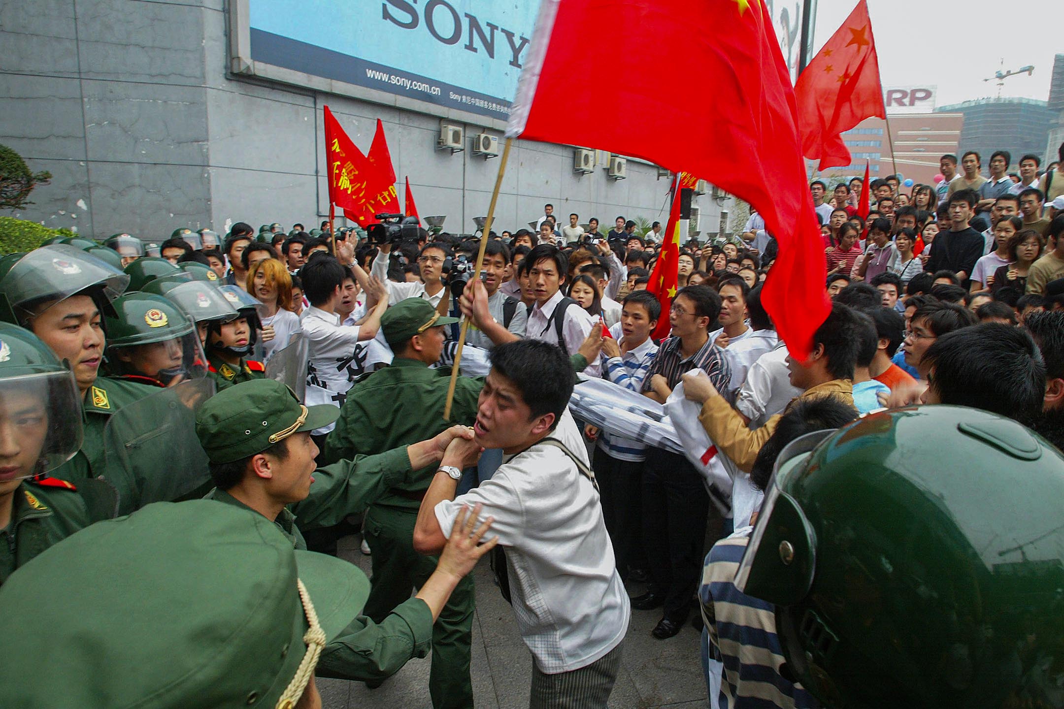  2005年4月10日中国广州，中国示威者在反日集会期间试图袭击一家日资百货公司时与警方发生冲突。