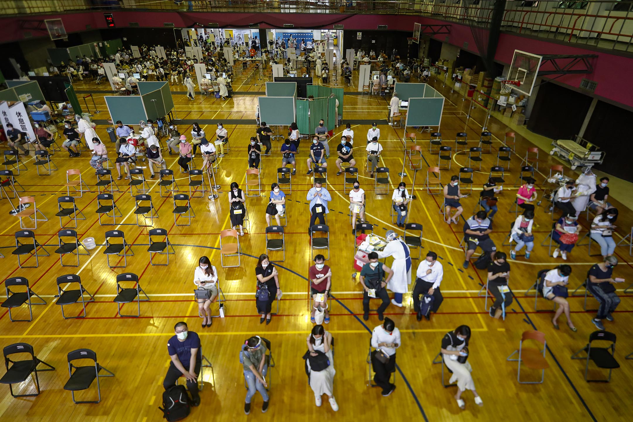 2021年7月21日台灣台北，人們在等候接種2019冠狀病毒的疫苗。