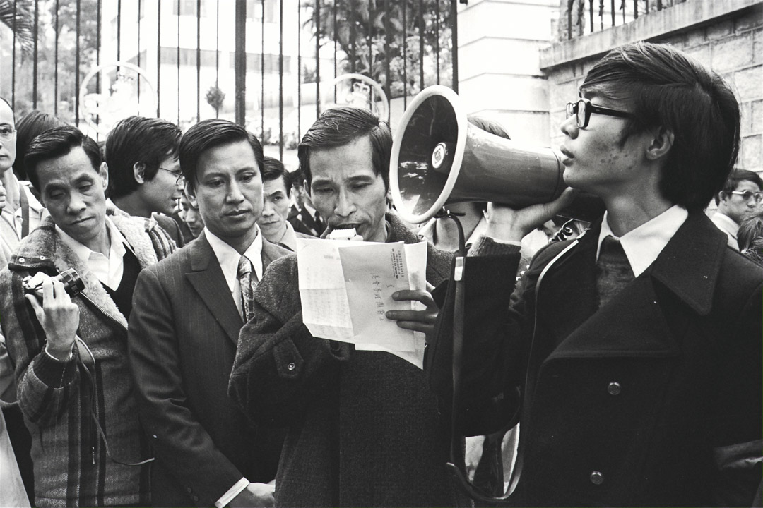 1973年，司徒华领导非学位教师罢课去争取更高薪酬，在港督府朗门外读一份呈交给总督的请愿书。