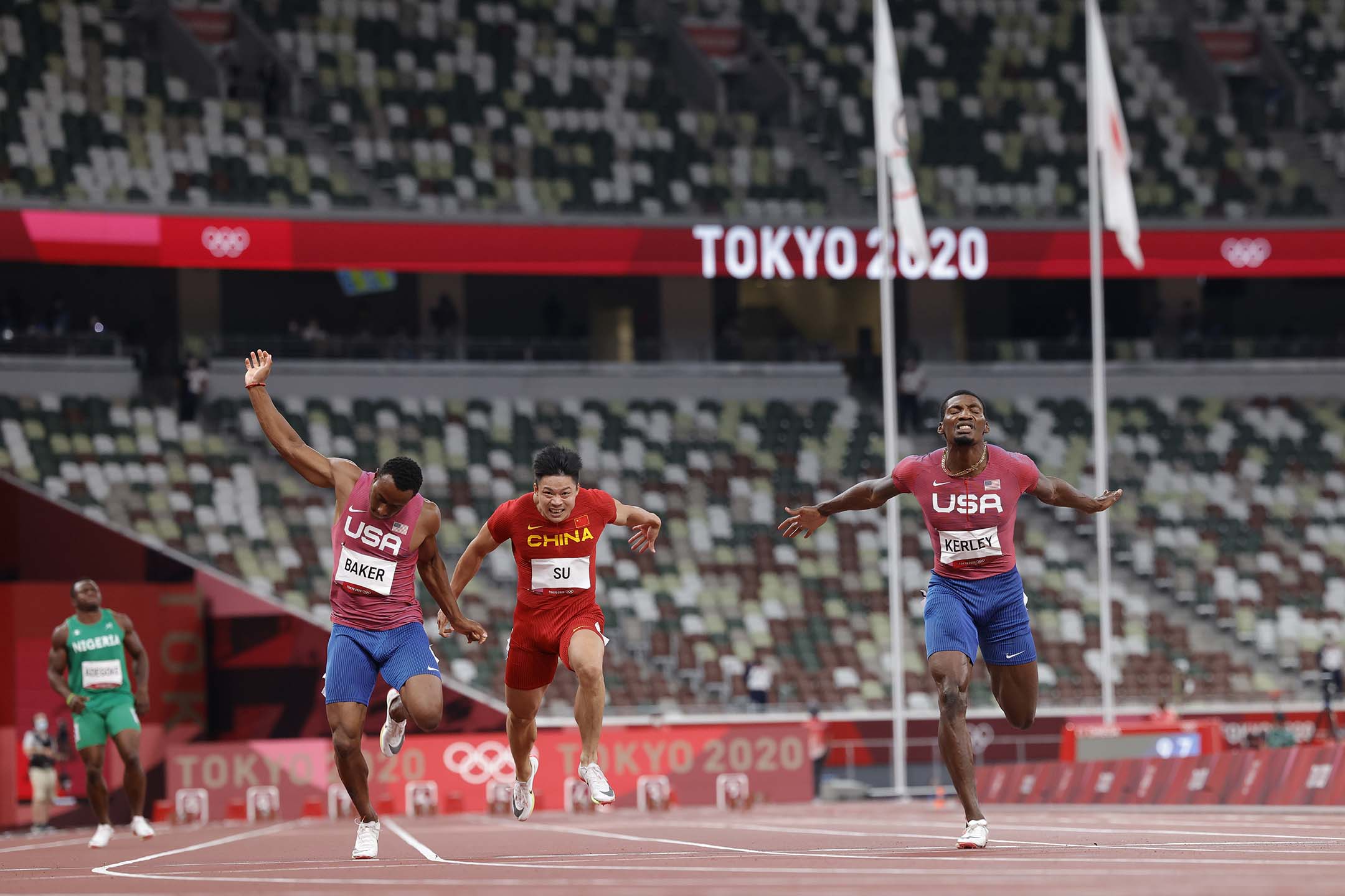 2021年8月1日日本東京，美國的弗雷德·克利（右）在男子 100 米決賽中超越中國選手蘇炳添獲得亞軍。