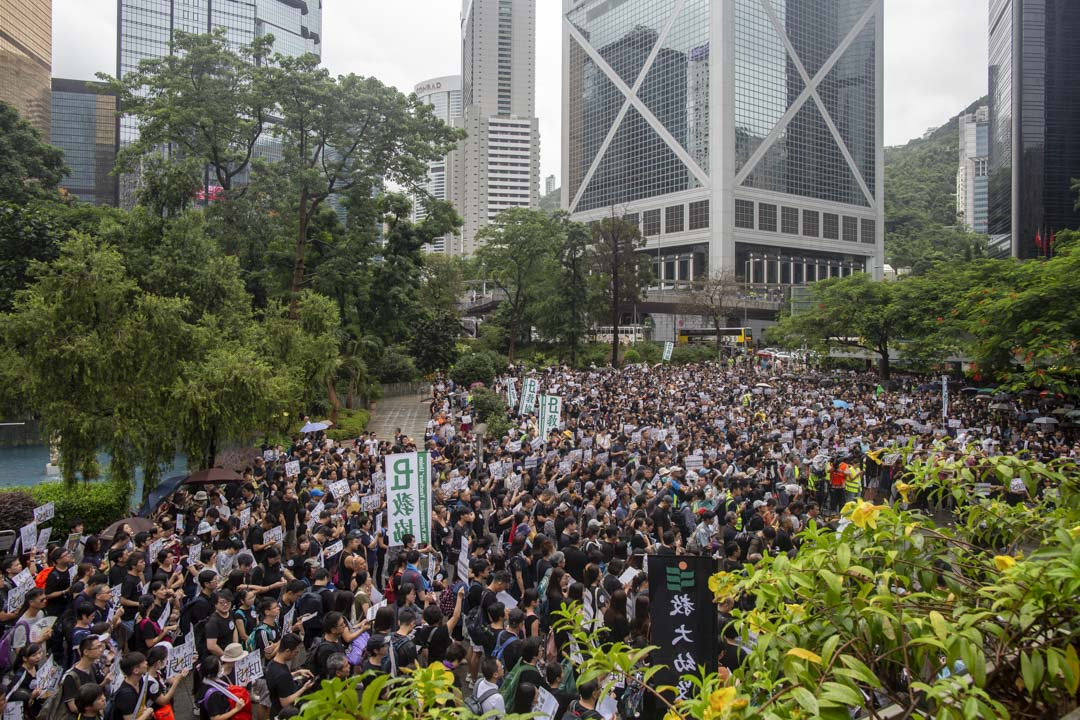 2019年8月17日，有教师发起“守护下一代，为良知发声”的游行，早上在遮打花园进行集会。