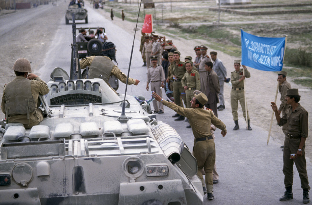 1988年5月15日，阿富汗喀布尔，在最后的苏联军队撤军仪式上，苏联陆军士兵接受阿富汗士兵的花圈。