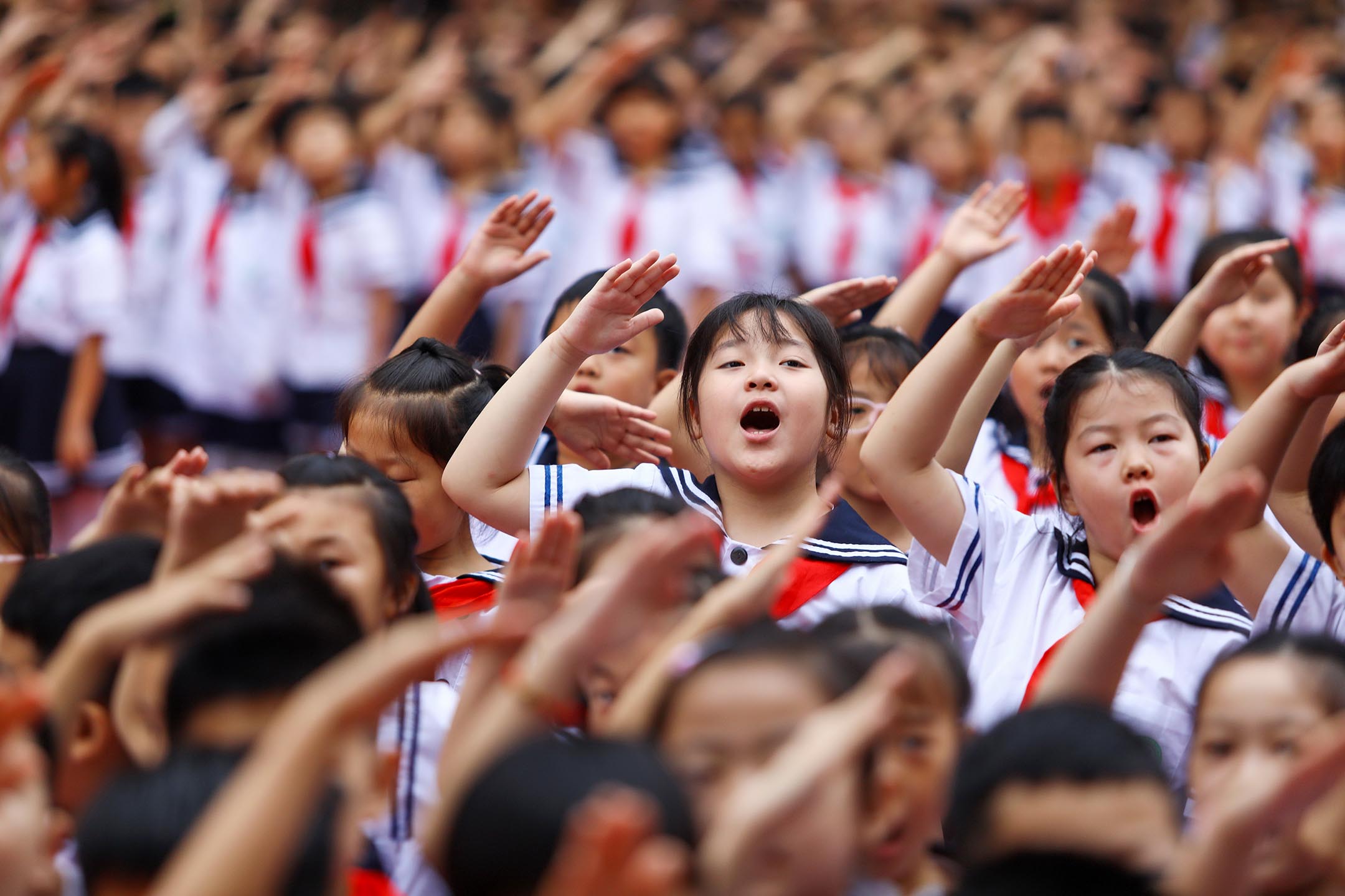 2021年9月1日中國淮北，新學期開學典禮上，小學生敬禮並唱國歌。