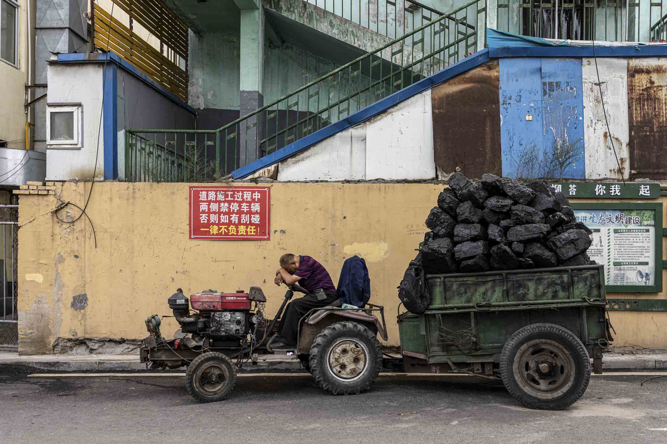 在大柳塔舊車站旁販煤的老王。