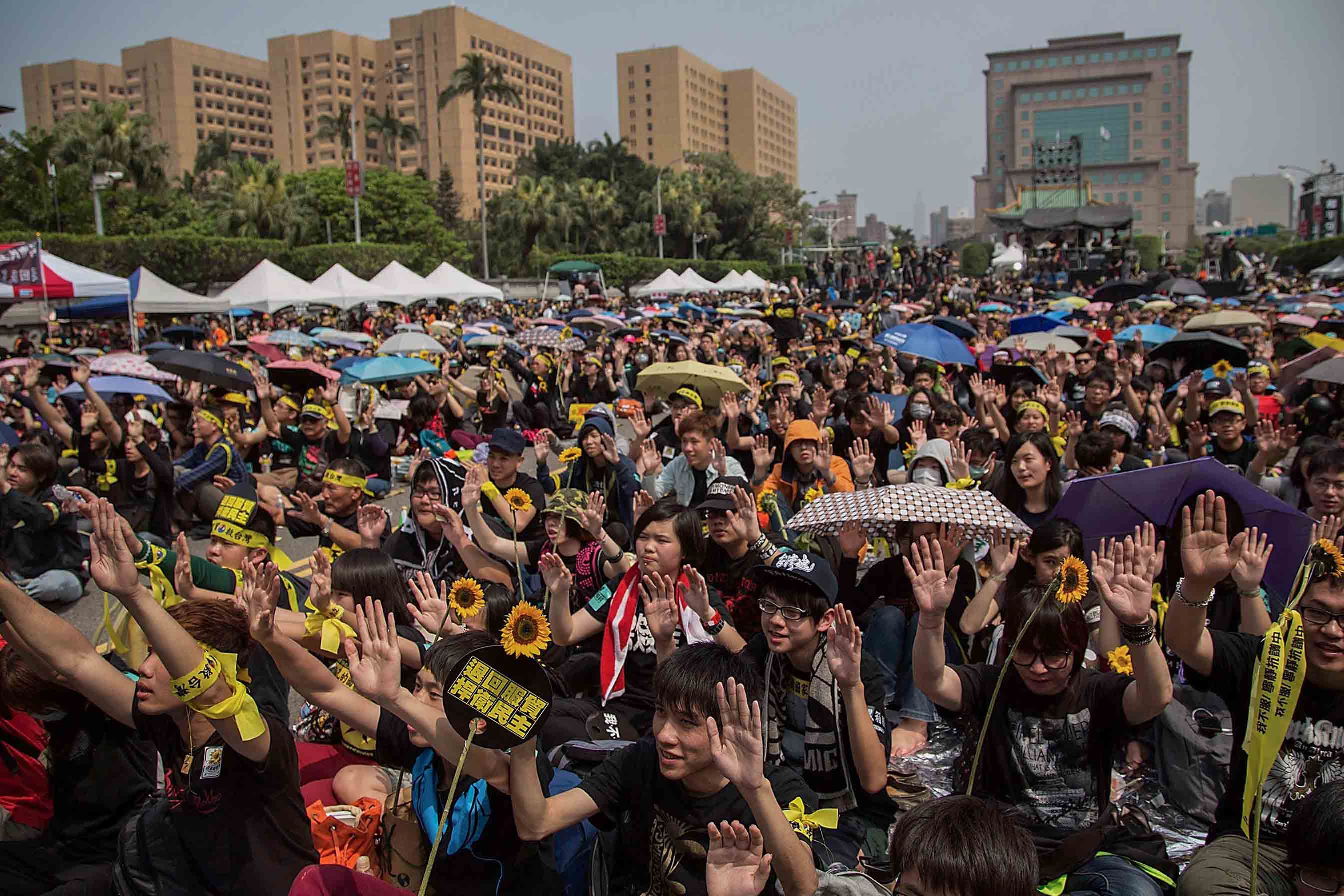  2014年3月30日台北，反對海峽兩岸服務貿易協議的學生舉行大型集會，填滿凱達格蘭大道。