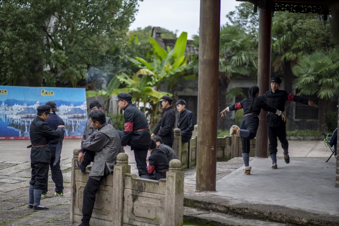 中国浙江省东阳市，数名电影学校的学生在一个拍摄场地进行排练。