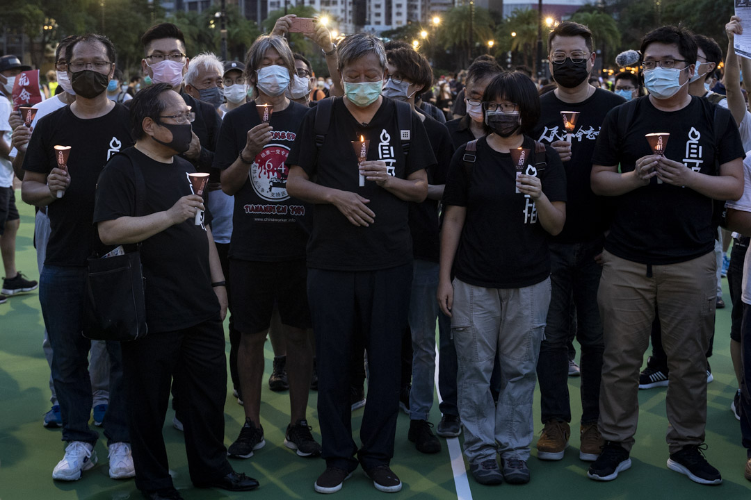 2020年6月4日，警方首次以疫情为由禁止集会，为历史上首次，一众民主派人士“自行”到维园悼念。图中包括支联会主席李卓人、常委何俊仁、副主席邹幸彤等人。