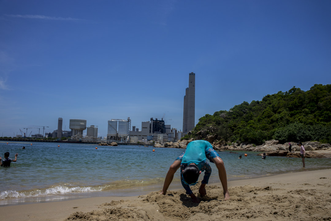 小朋友在洪圣爷湾泳滩玩沙。