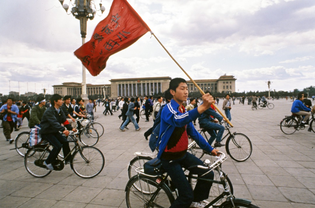 1989年5月14日，中國首都北京，學生在天安門廣場騎單車示威。