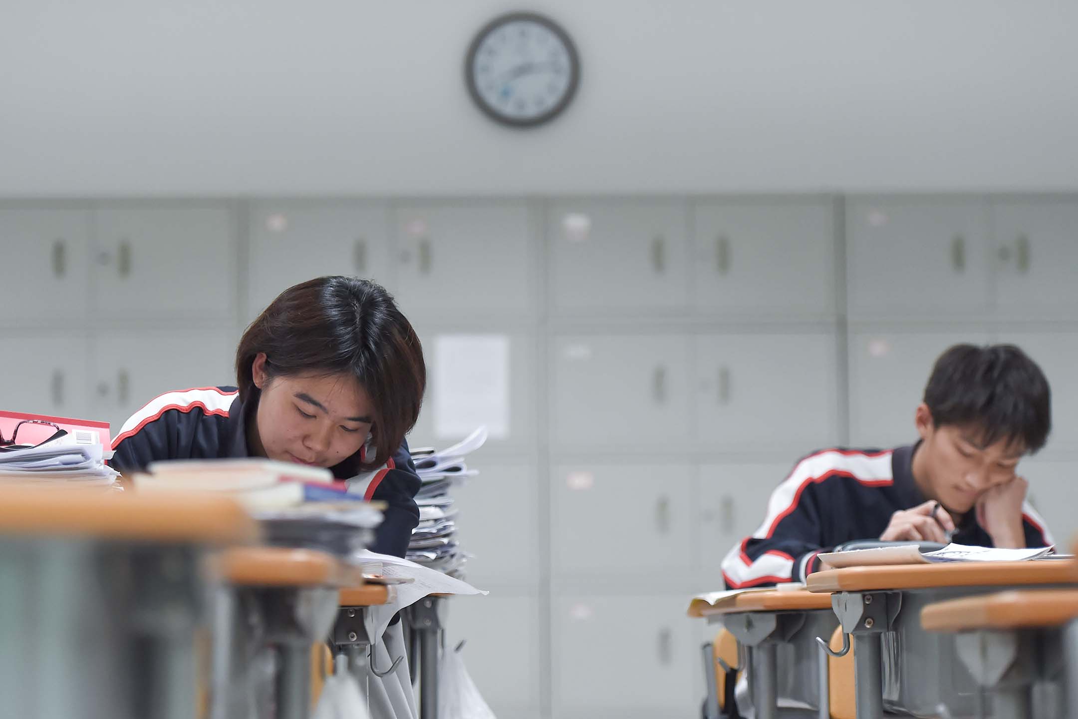 2019年5月30日中国北京，高中学生在夜间自修中为应付 2019全国高考。