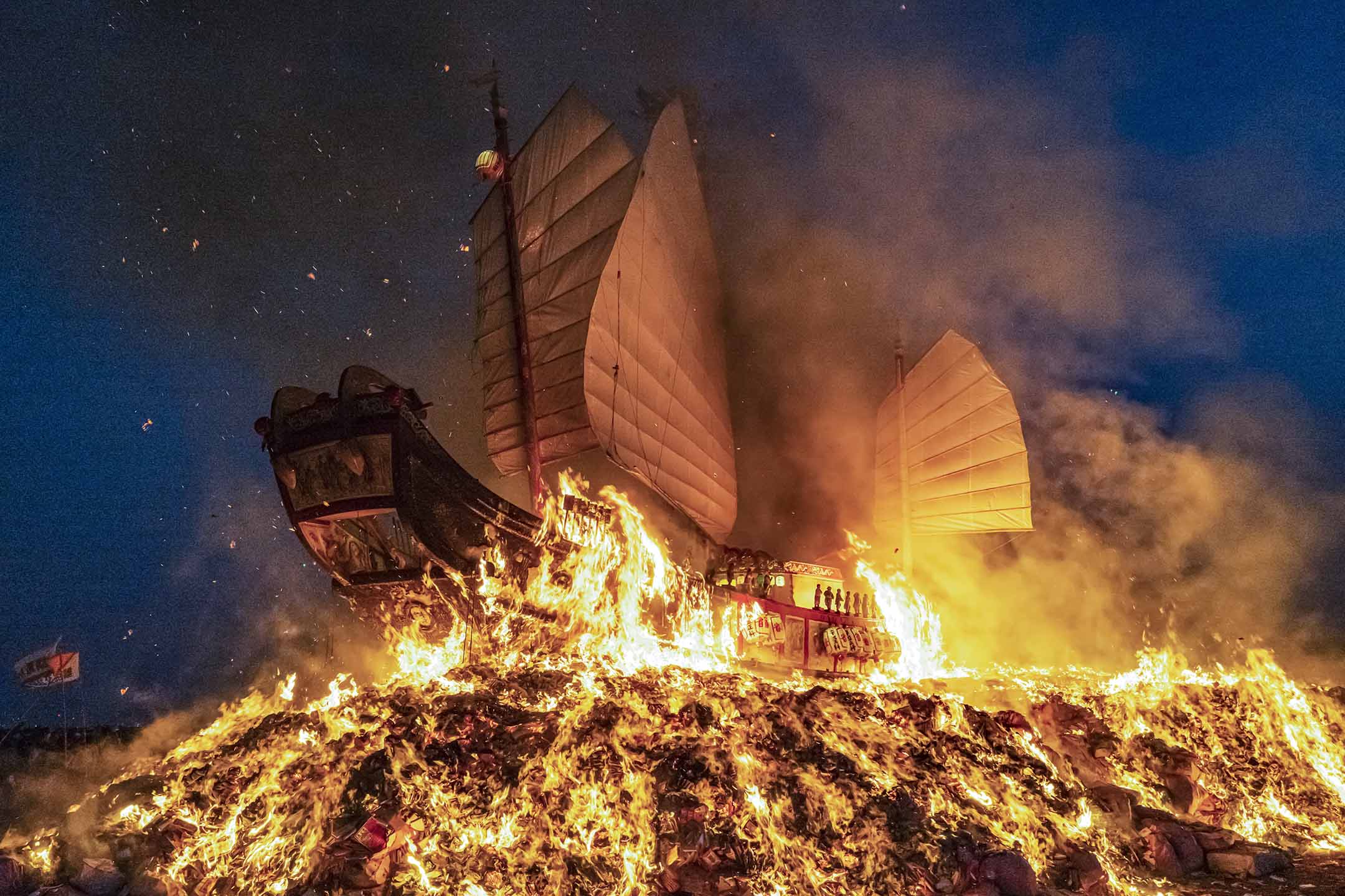 2021年10月31日東港，王船遷船至海邊連同大量祭品焚燒。