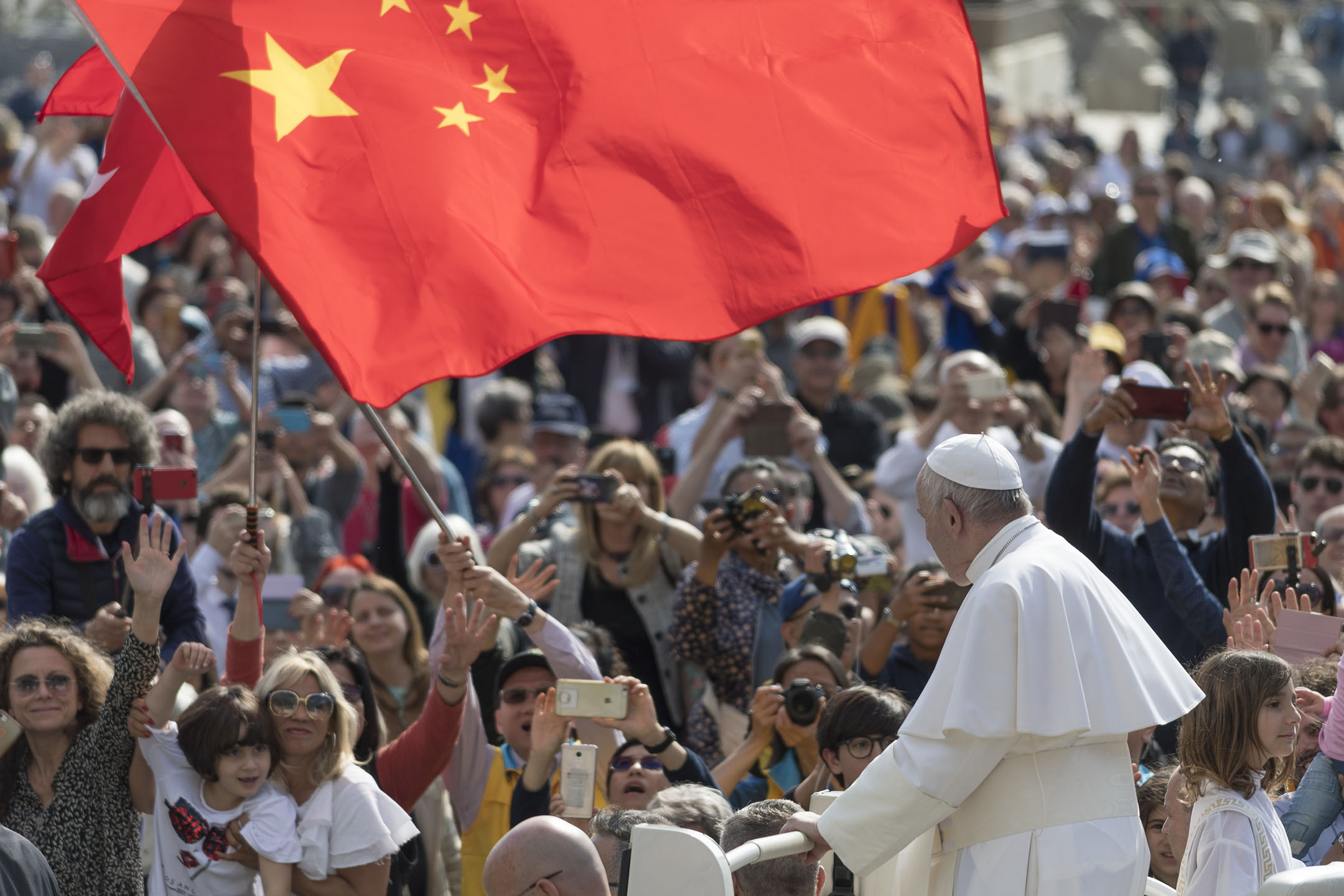 2019年5月22日，梵蒂冈圣伯多禄广场的教宗方济各与一群来自中国的朝圣者挥手。