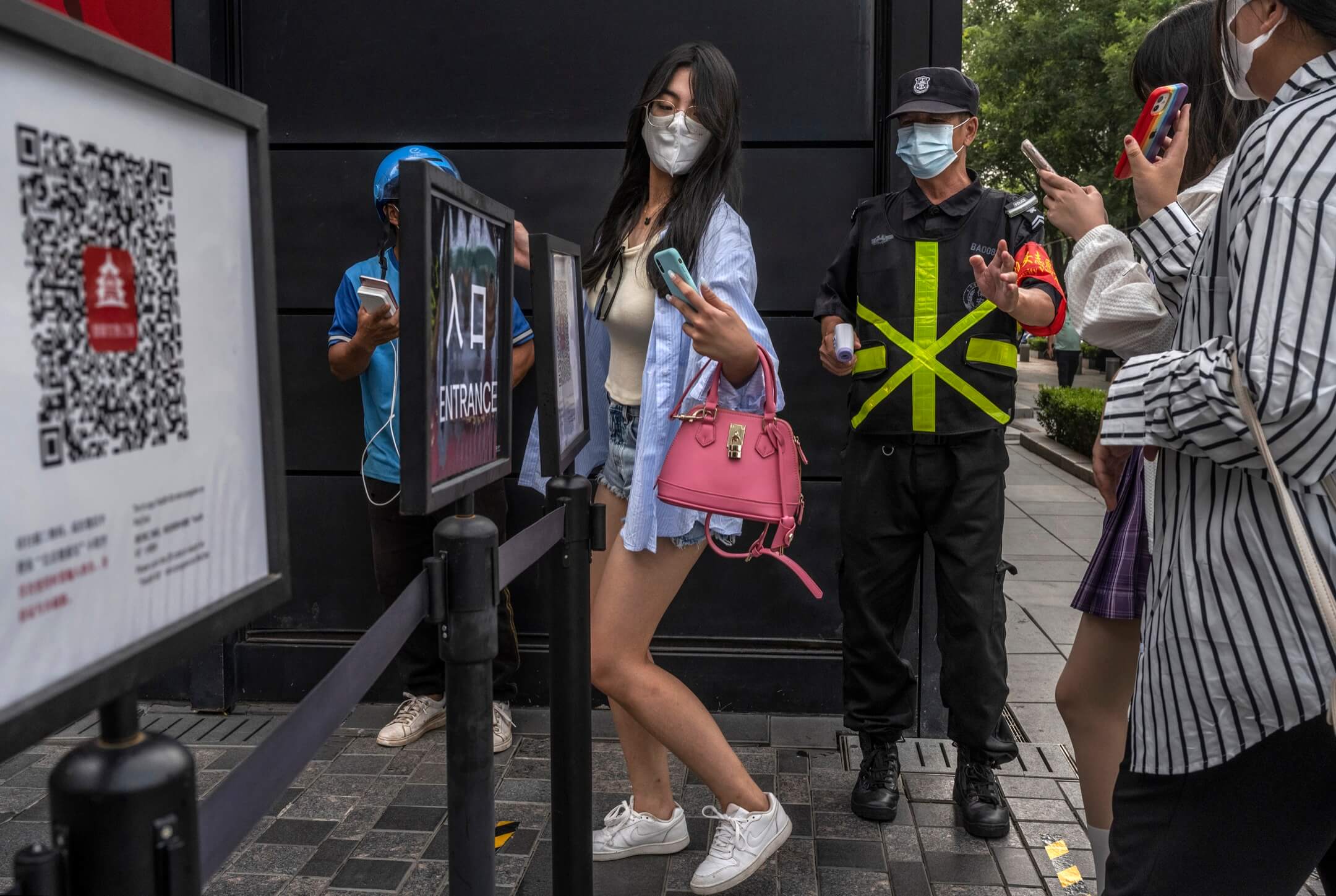 2021年8月31日，中國首都北京，一名保安確保所有到訪商場的顧客都在進入商場前掃健康碼。