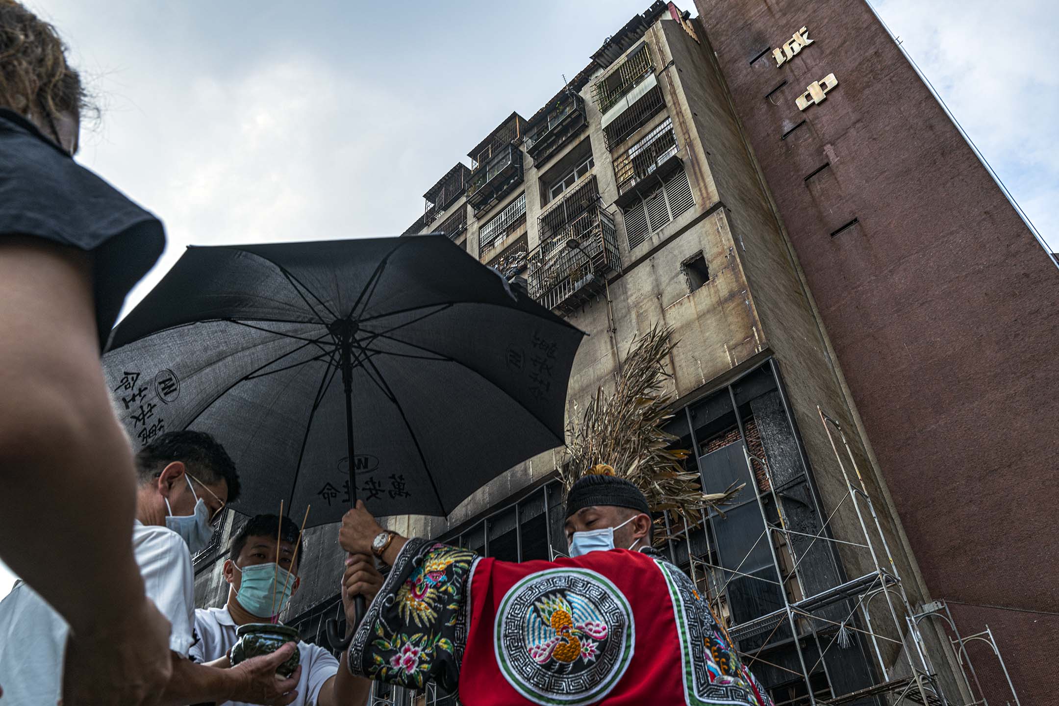 2021年10月15日台湾高雄城中城大楼，“城中城”大楼大火造成至少46人死亡、43人受伤，遇难者亲人在大楼下悼念拜祭。