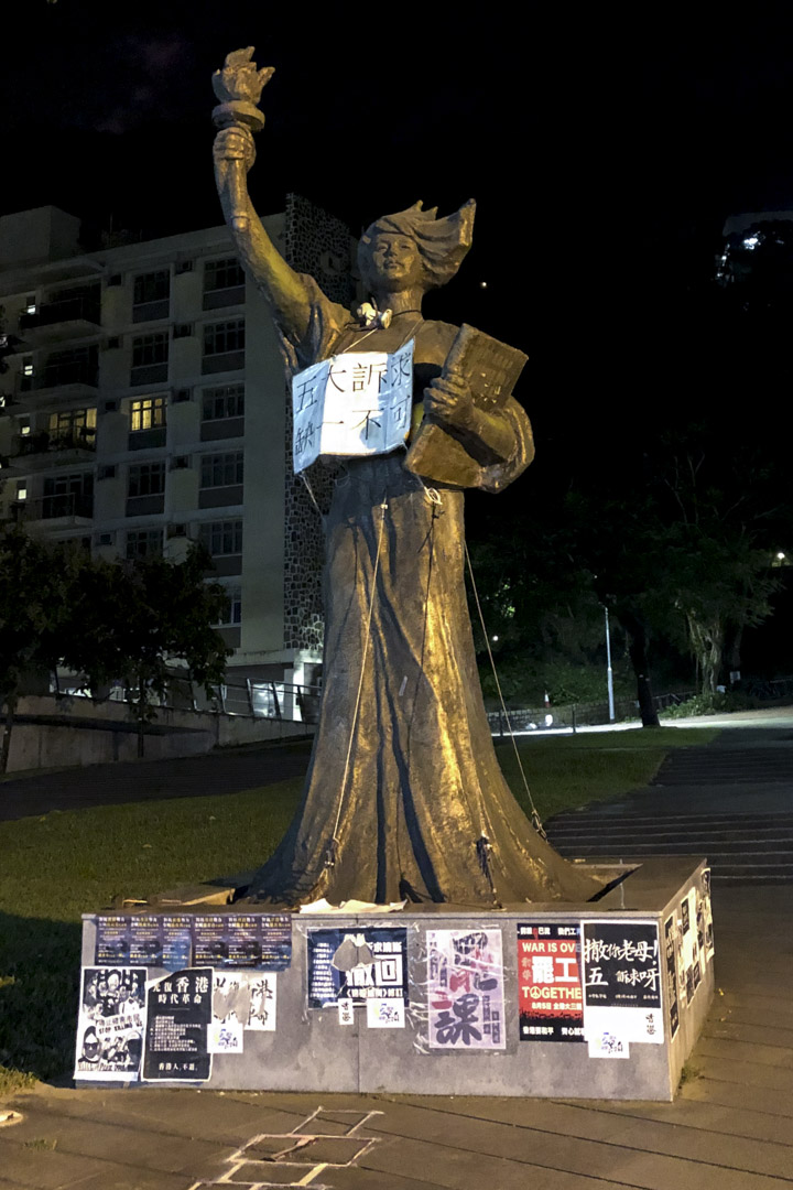 中大民女经常会“变身”，皆因她承载着学生关心的社会议题，例如2019年，民女身上就挂上了反修例运动的口号。