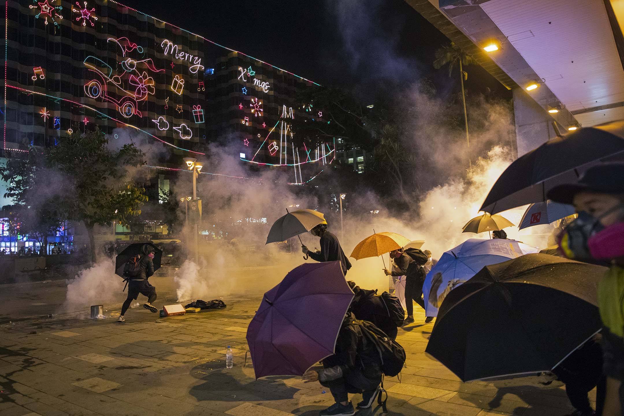 2019年11月21日香港理工大學外，警察施放催淚彈驅趕示威者。