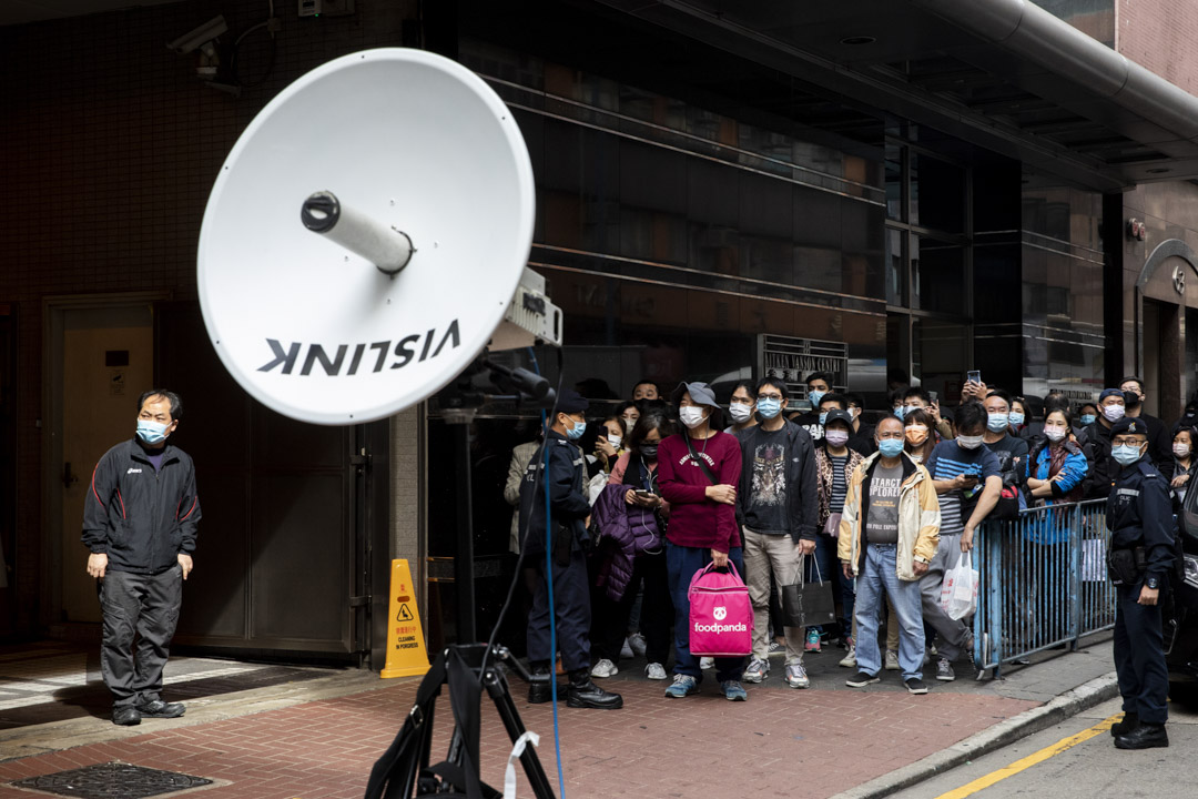 2021年12月29日,警方封鎖《立場新聞》位於觀塘的辦公室的大樓對出的馬路,市民等候道路開通。