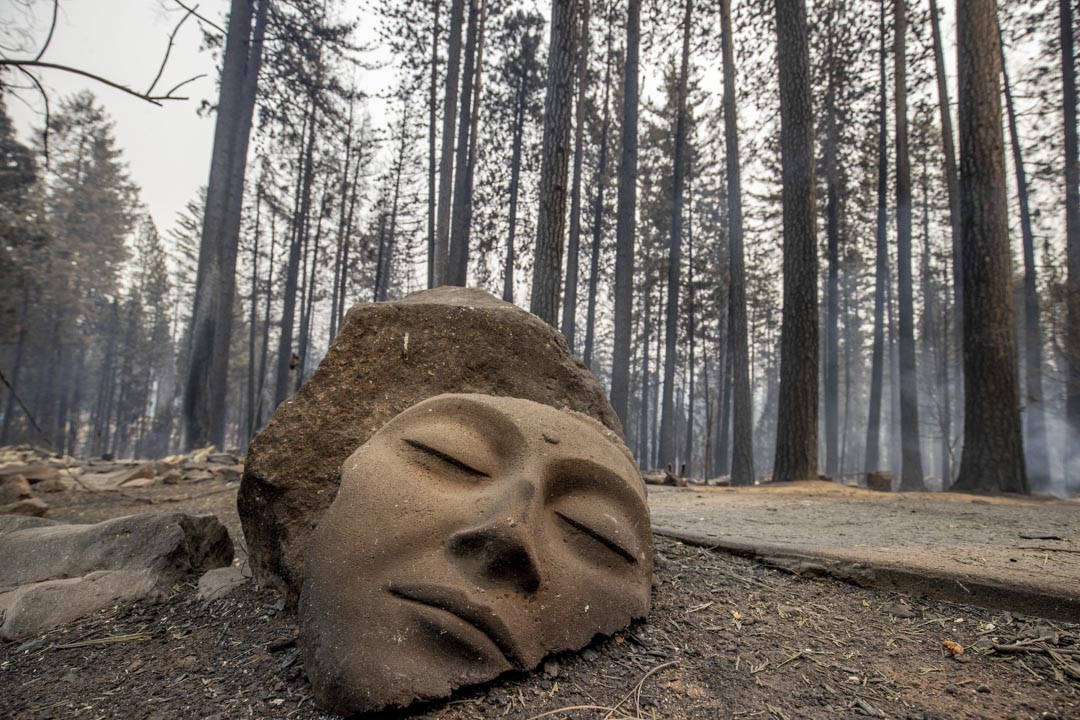 2021年8月17日，美國加洲一座被山火摧毀的雕像。