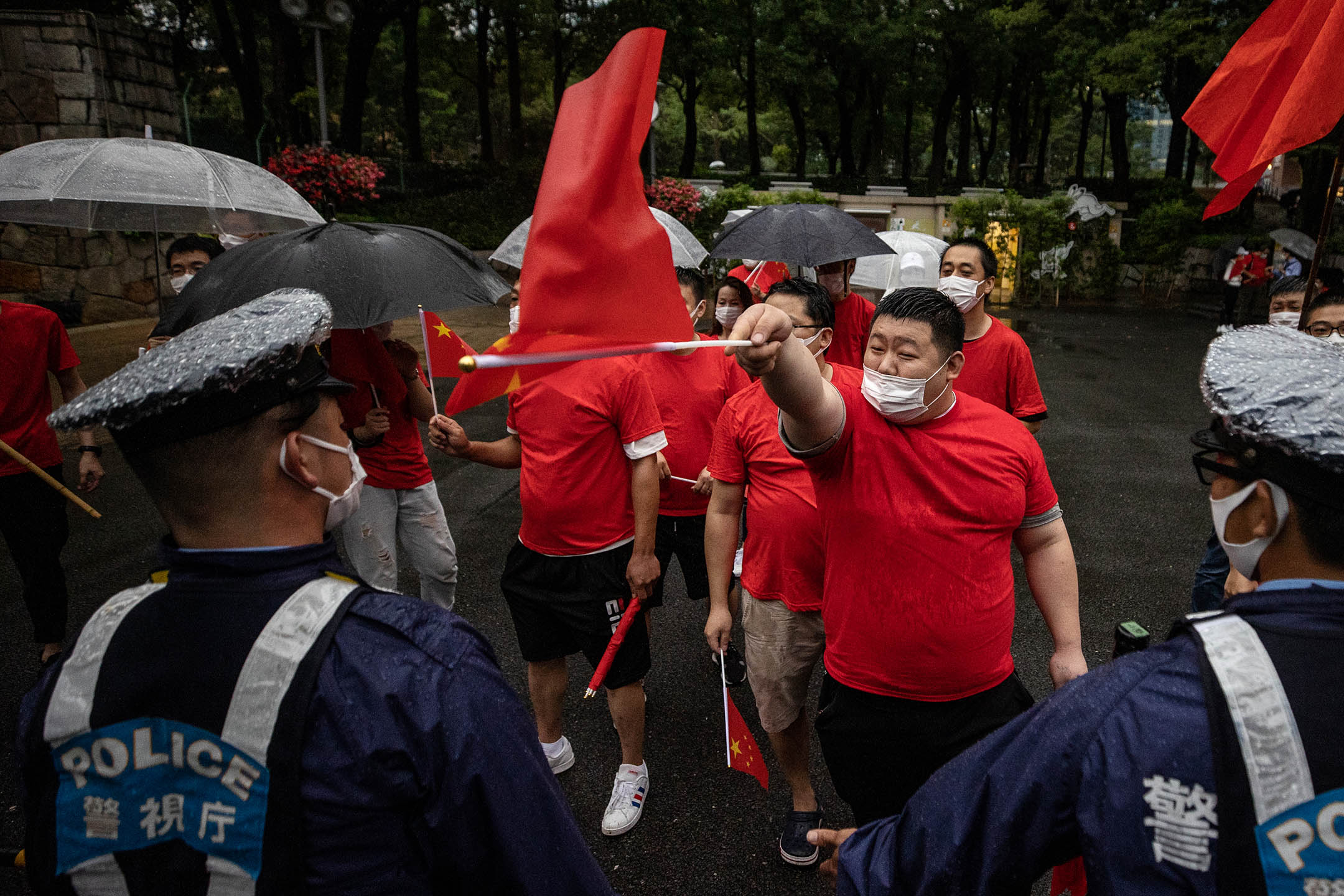 2021年7月1日日本东京，警察站在新宿中央公园的中国共产党的支持者前。